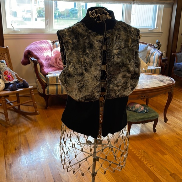 Bebe faux fur and sweater vest - Picture 2 of 6